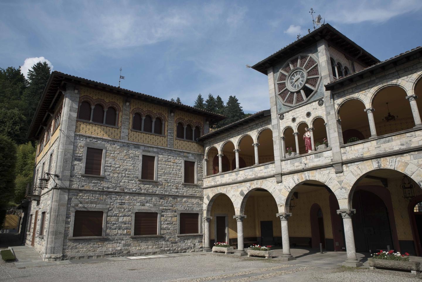 Uno scorcio dei nuclei in sasso della frazione alta con vista sulla piana erbese