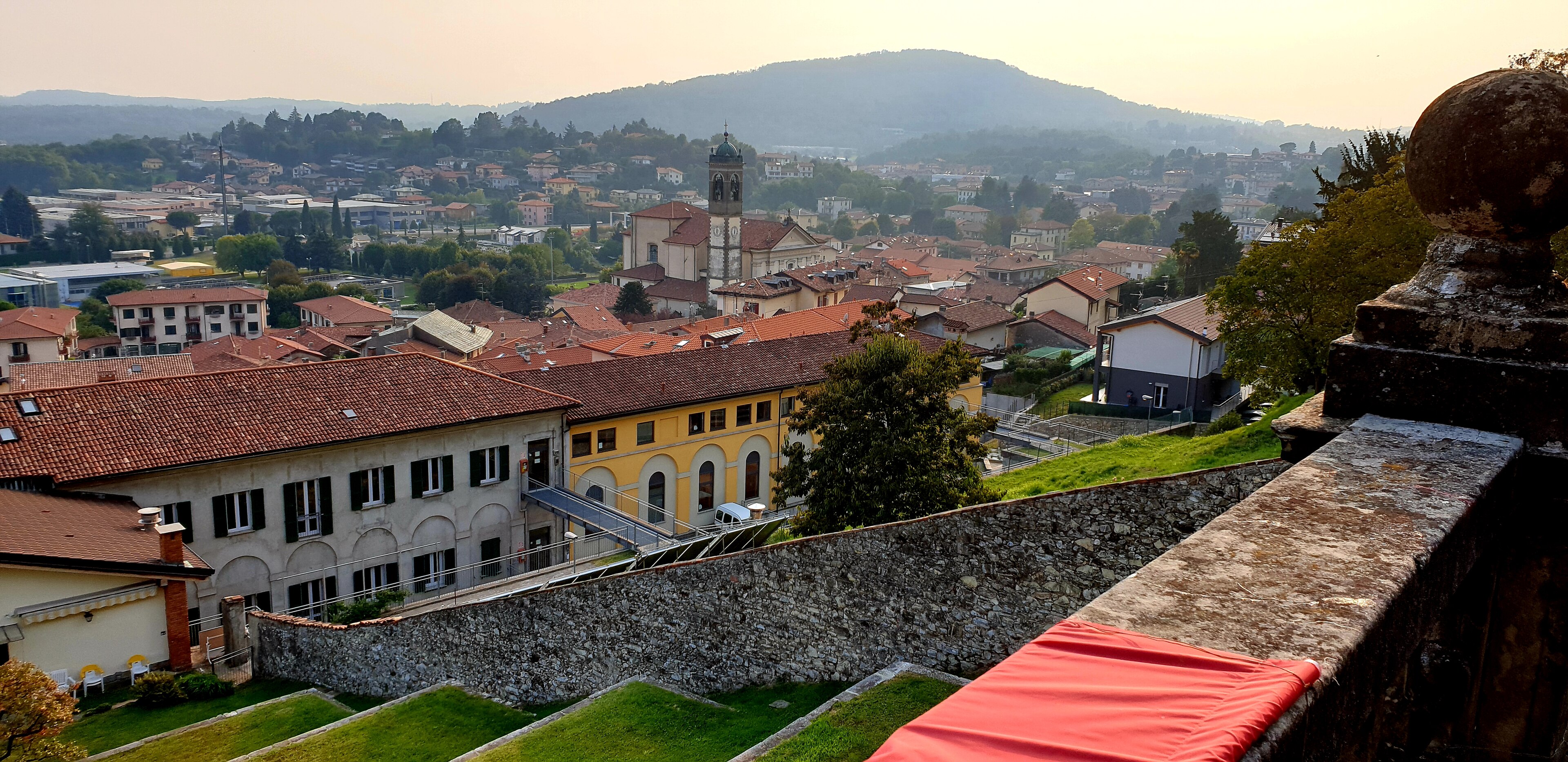 La zona collinare con vista verso il lago