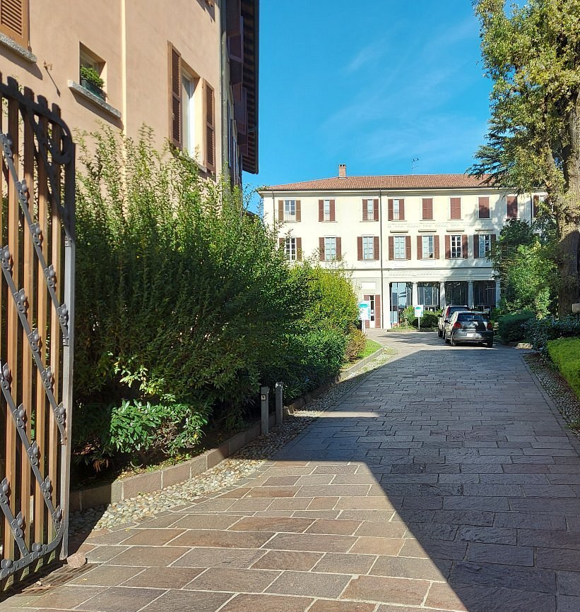 Il profilo monumentale di Villa Baragiola o un aliante in volo sopra i prati del paese