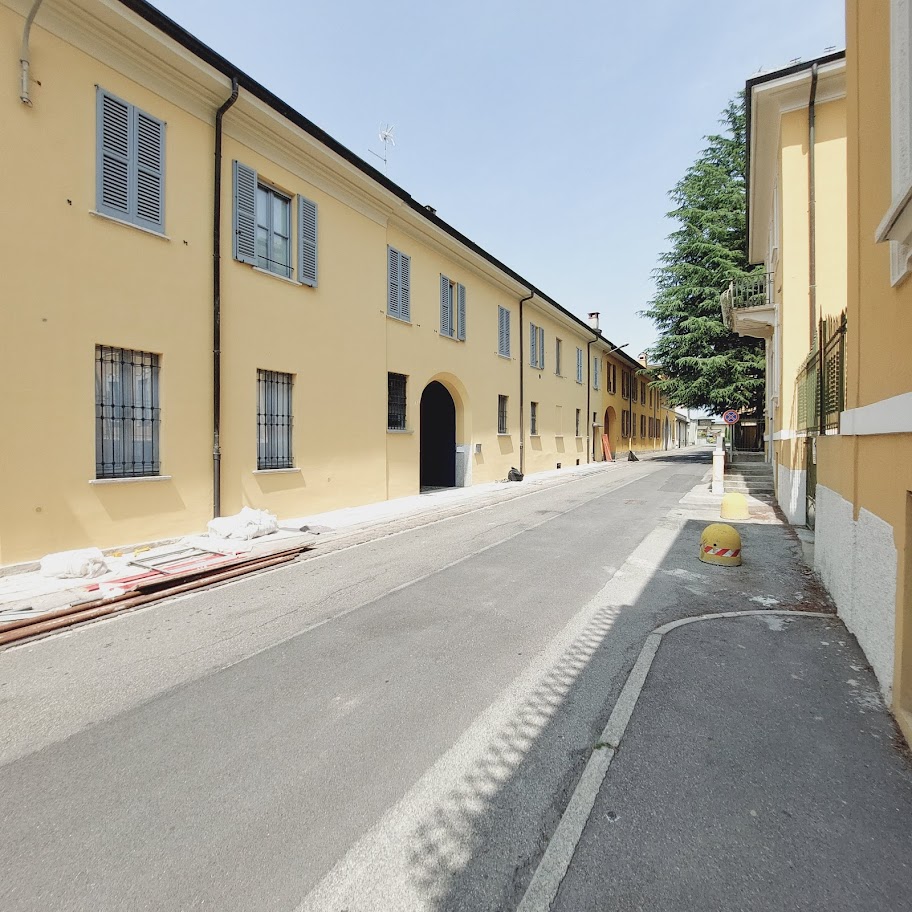 Una panoramica aerea delle ville d'architetto edificate sulle alture boscose del comune