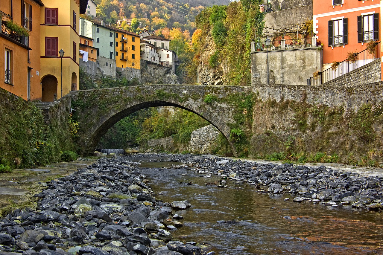 Il pittoresco ponte medievale in pietra che scavalca il fiume Telo nel cuore del centro storico