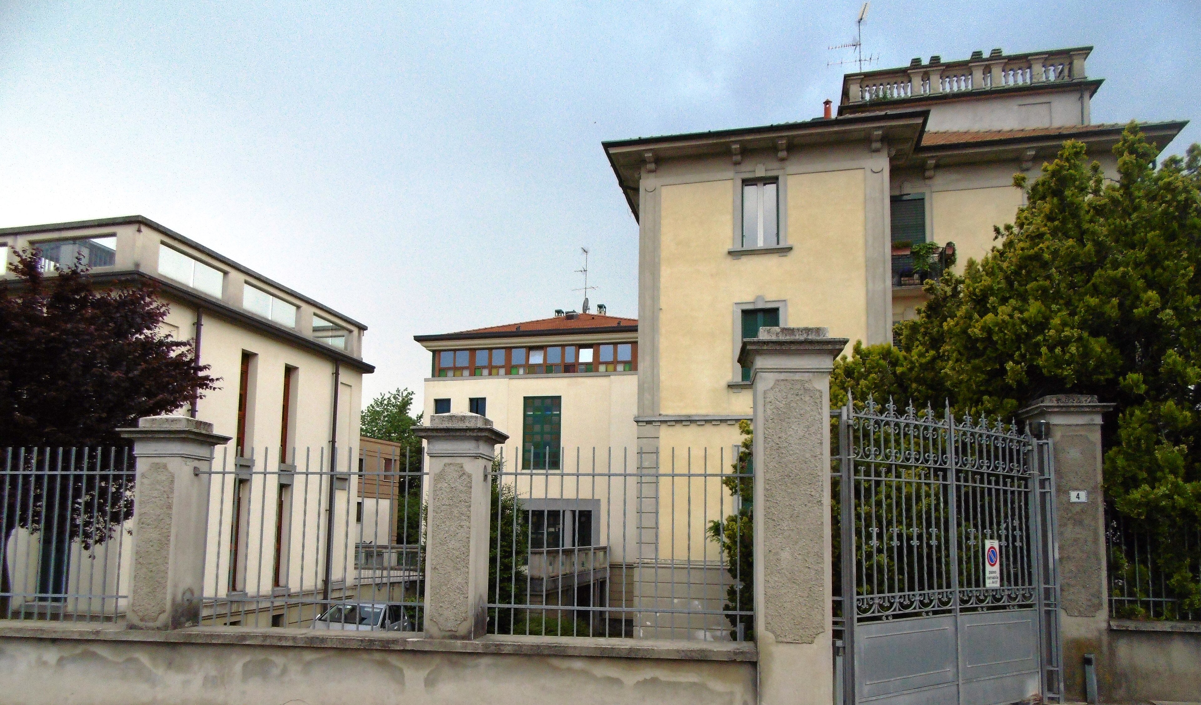 Un complesso edilizio sito nel comune di Arosio