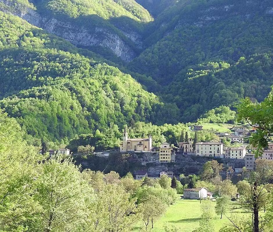 I sentieri verdi e pianeggianti che collegano il paese alla riserva naturale protetta