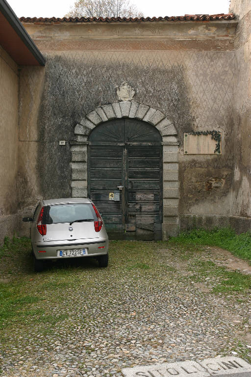 Le caratteristiche facciate in sasso e i portali storici del nucleo antico di Figliaro