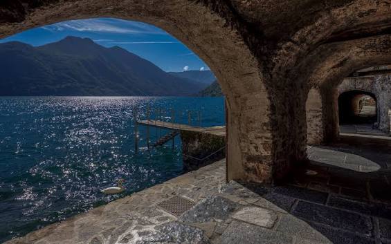 I caratteristici portici medievali e i vicoli che si aprono direttamente sugli scivoli a lago