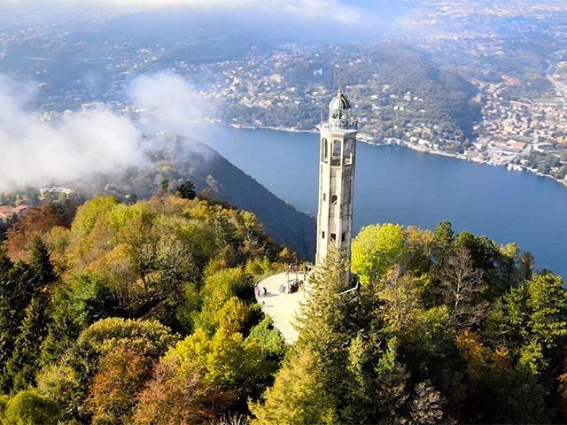 Lo storico faro Voltiano che svetta sulla collina