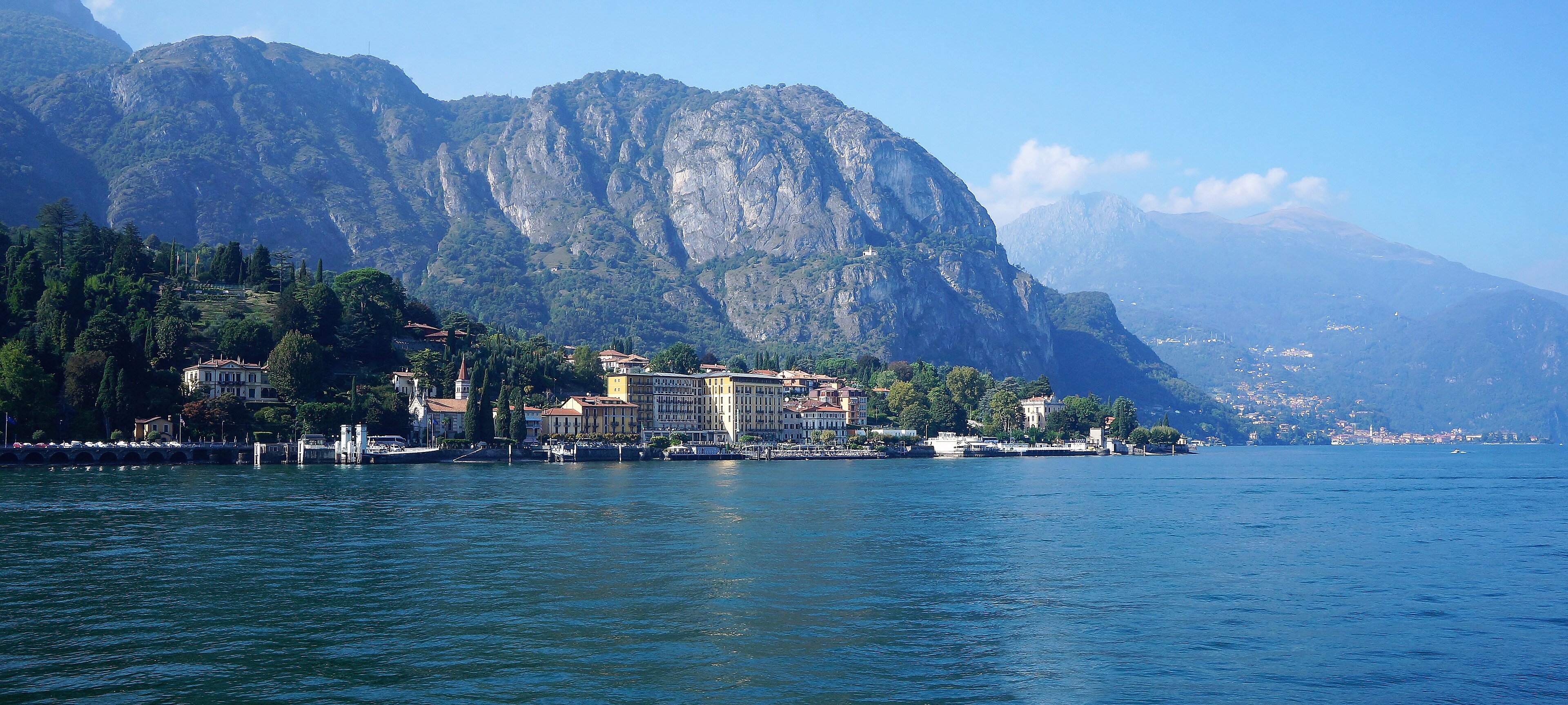 Lo splendido lungolago di Cadenabbia con la vista iconica verso il promontorio di Bellagio