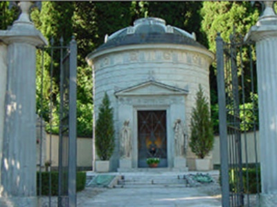 Il monumentale Tempio Voltiano (Tomba di Volta) immerso nel verde della frazione