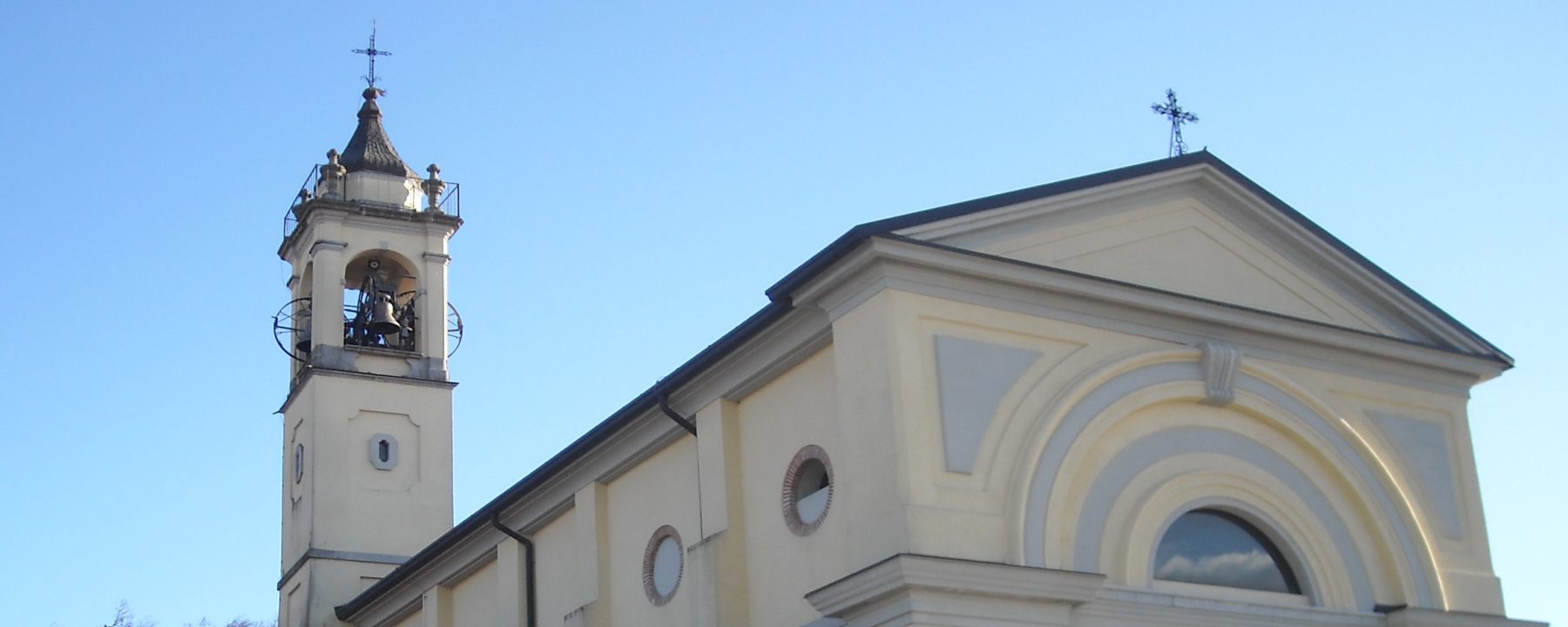 Una panoramica del borgo antico di Intimiano con la chiesa svettante