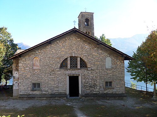 La celebre chiesa romanica di Santa Marta affacciata direttamente sulle acque del lago