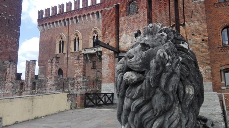 Il profilo imponente del Castello di Carimate che svetta sopra i campi da golf perfettamente curati