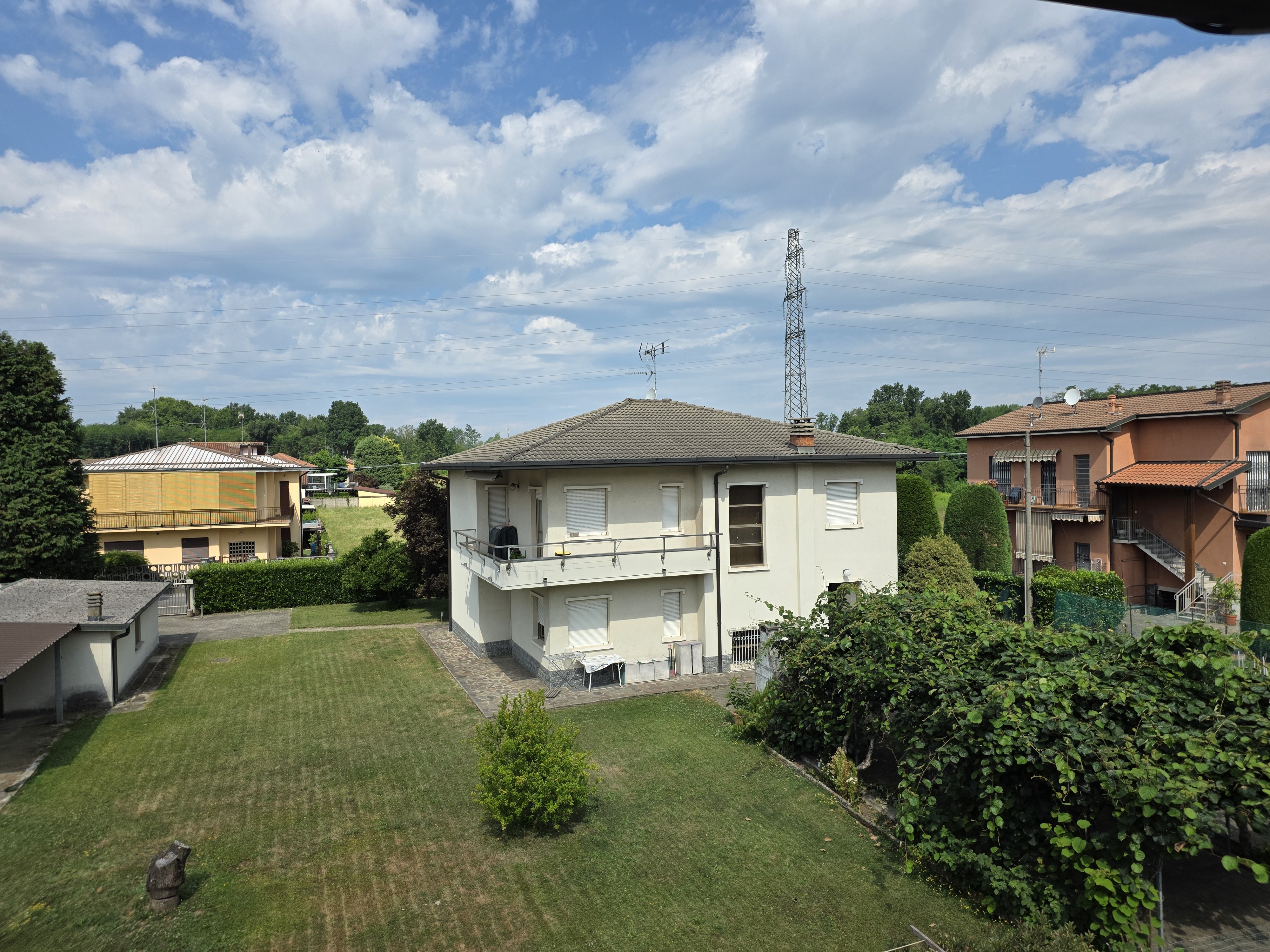 Uno scorcio dei curati fairway del comprensorio golfistico o un dettaglio delle eleganti ville immerse nei parchi privati della zona