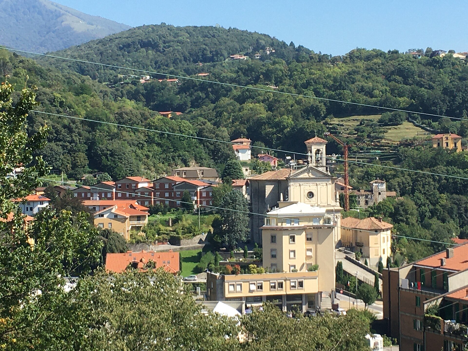 Una veduta del borgo con le montagne del Triangolo Lariano che svettano sullo sfondo