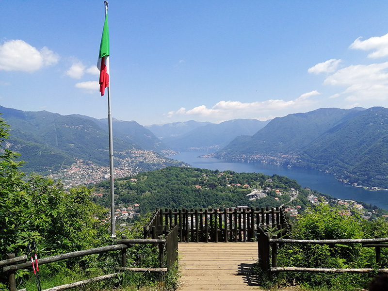 Uno scorcio del borgo con i sentieri boschivi della Spina Verde alle spalle