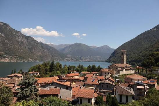 Il pittoresco lungolago della frazione Osteno affacciato sulle acque del Lago di Lugano