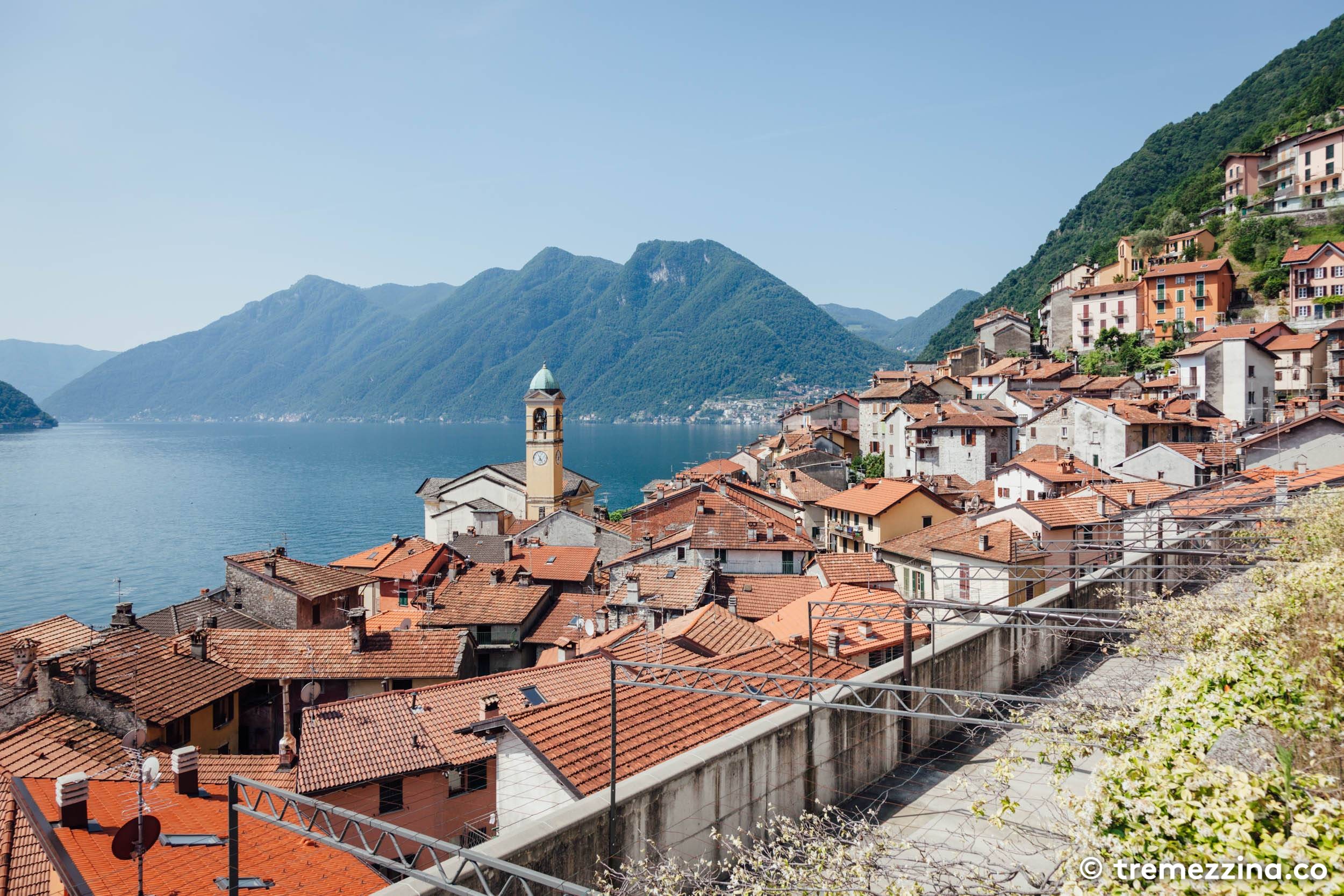 Le caratteristiche case colorate del borgo che si specchiano direttamente nelle acque del lago