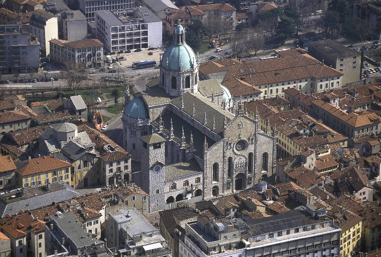 Una foto panoramica del Duomo scattata dall'alto o uno scorcio suggestivo di Piazza San Fedele al tramonto