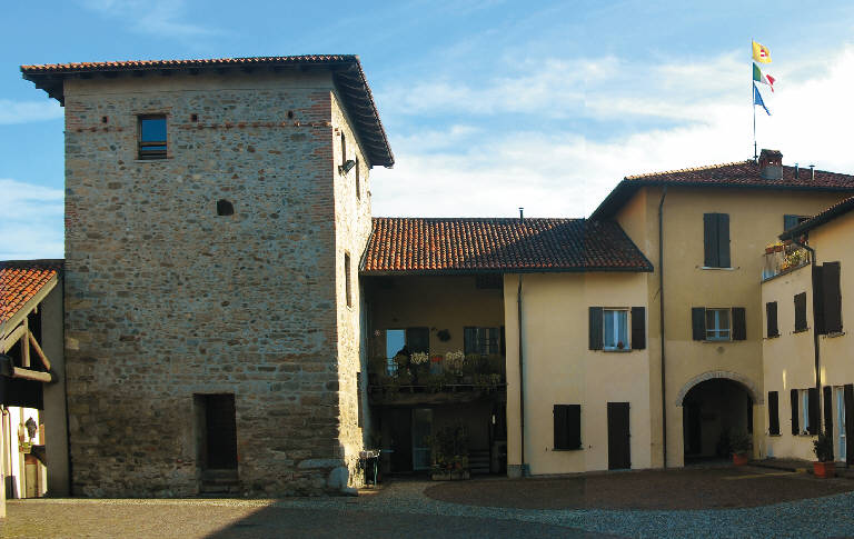 La suggestiva Torre degli Alciati nelle vicinanze di Corte Castello