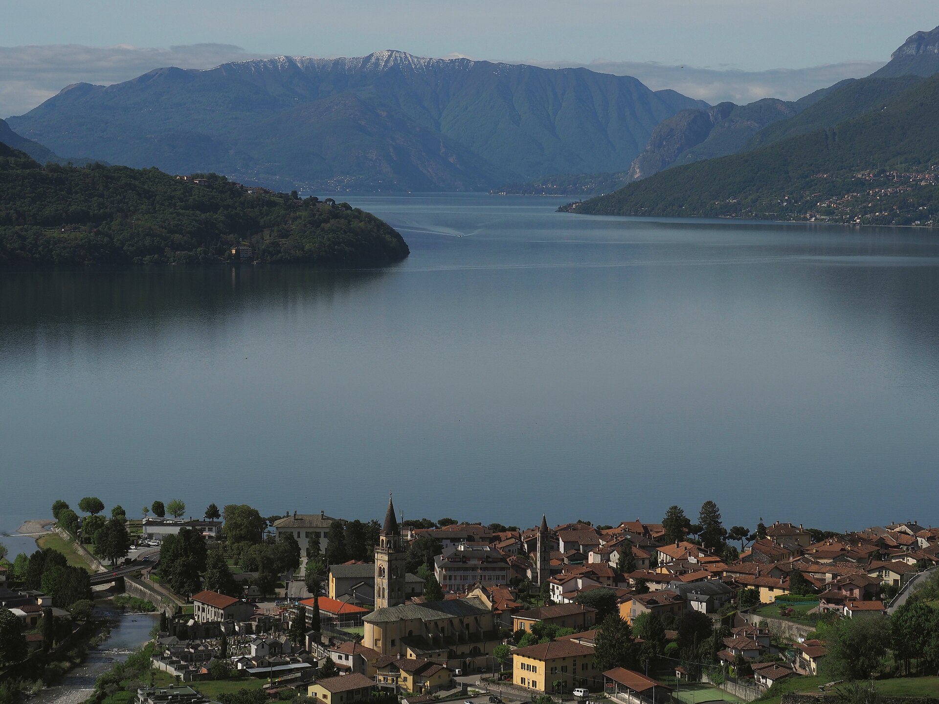 Le barche a vela sull'acqua increspata dalla Breva o le lunghe spiagge del paese
