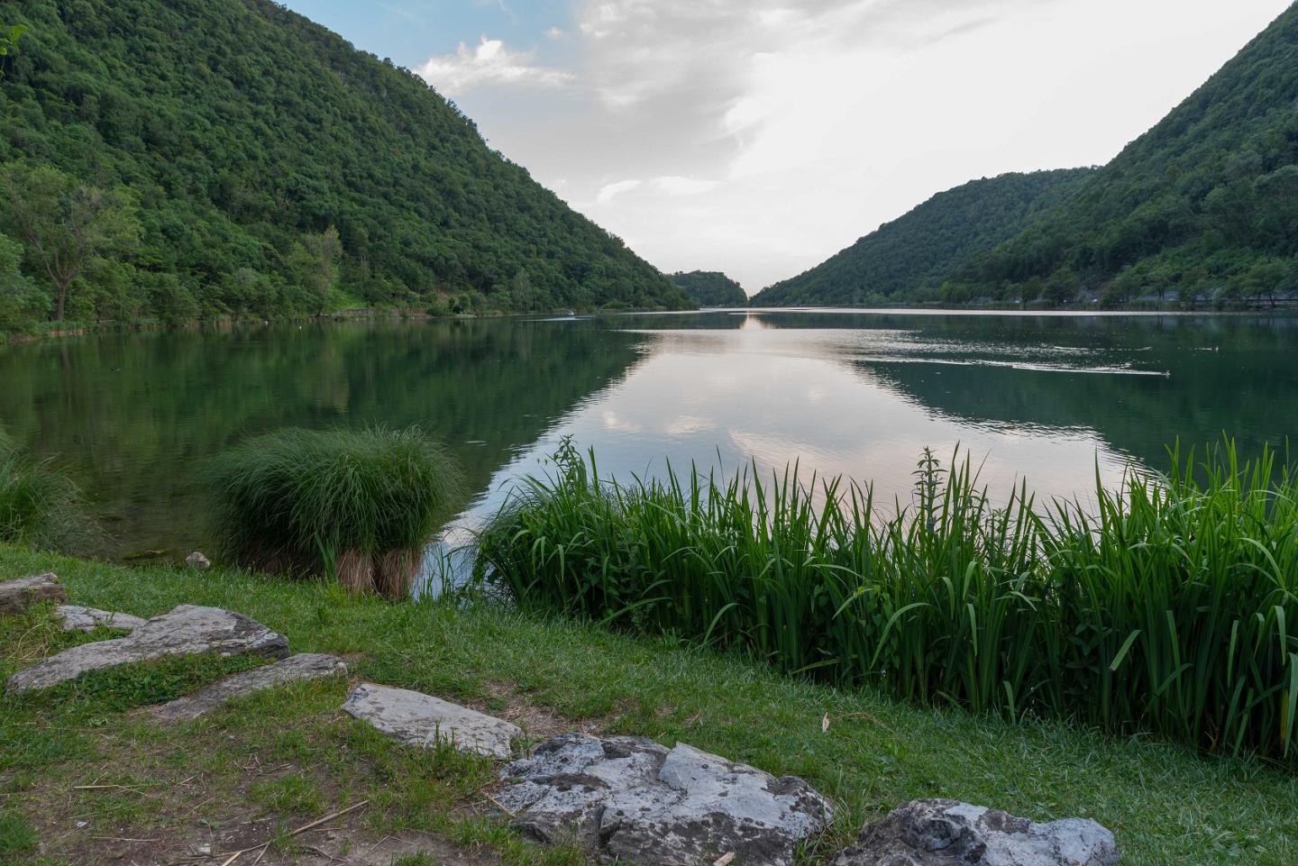 Uno scorcio panoramico della collina di Eupilio che guarda verso l'Isola dei Cipressi sul Lago di Pusiano