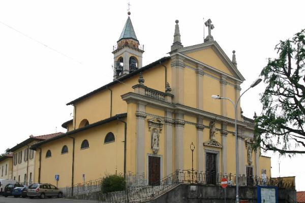 Il profilo della chiesa parrocchiale che sovrasta il borgo
