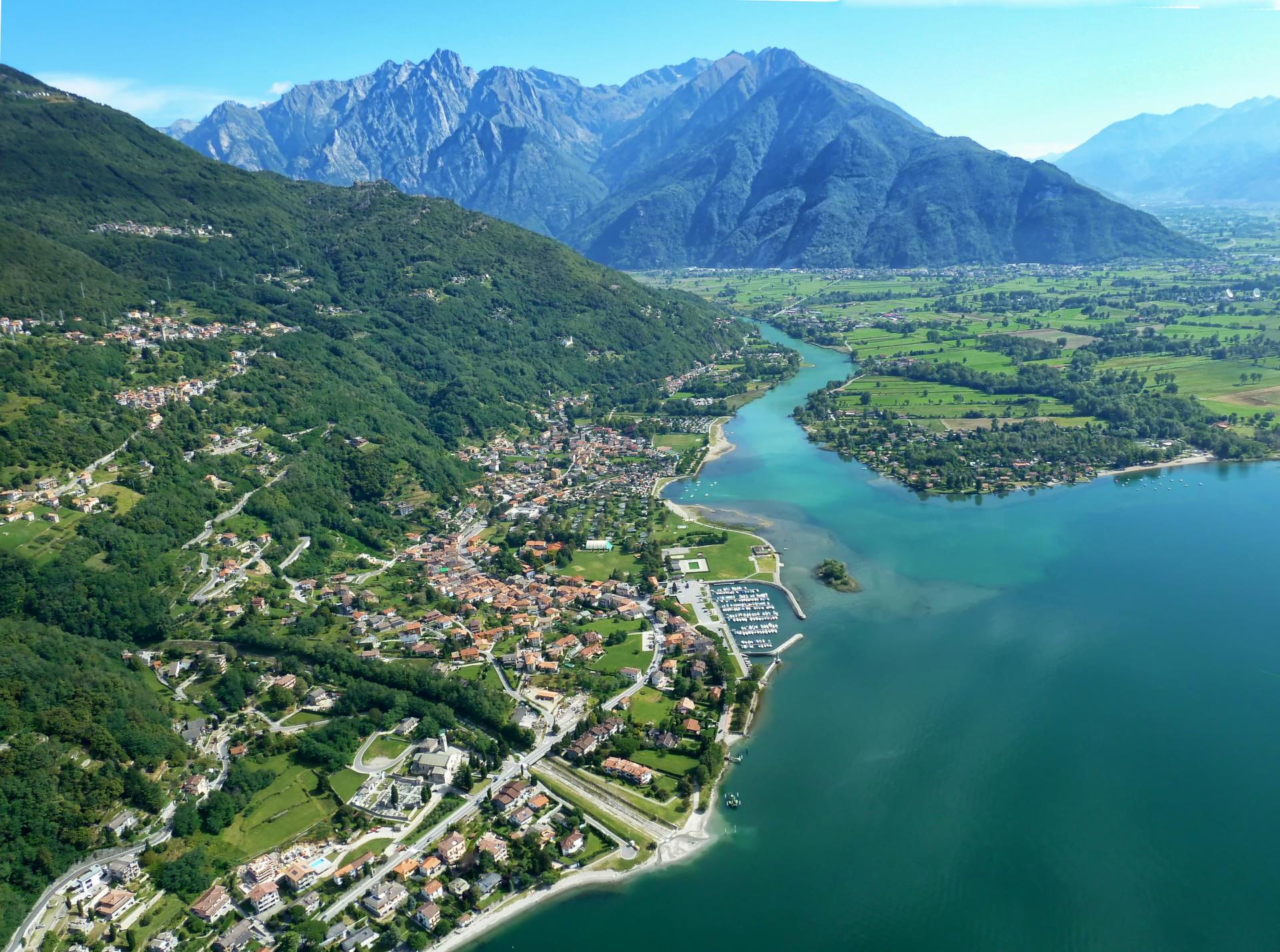 La foce del fiume Mera e la distesa di prati a ridosso del lago