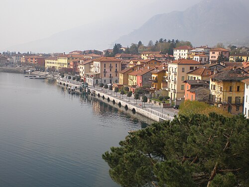 Il maestoso Palazzo Gallio affacciato sull'acqua o l'elegante lungolago alberato