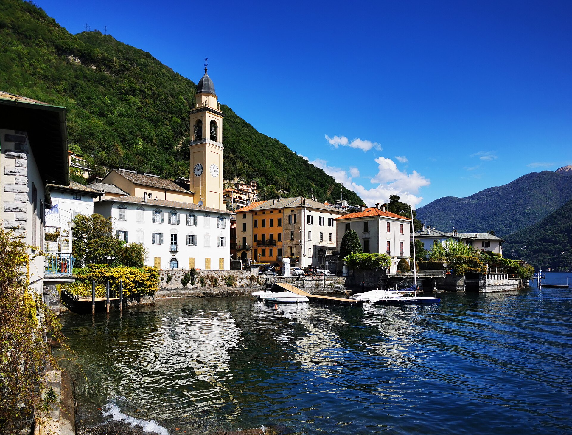 Una ripresa dal lago delle eleganti ville storiche immerse nel verde della sponda