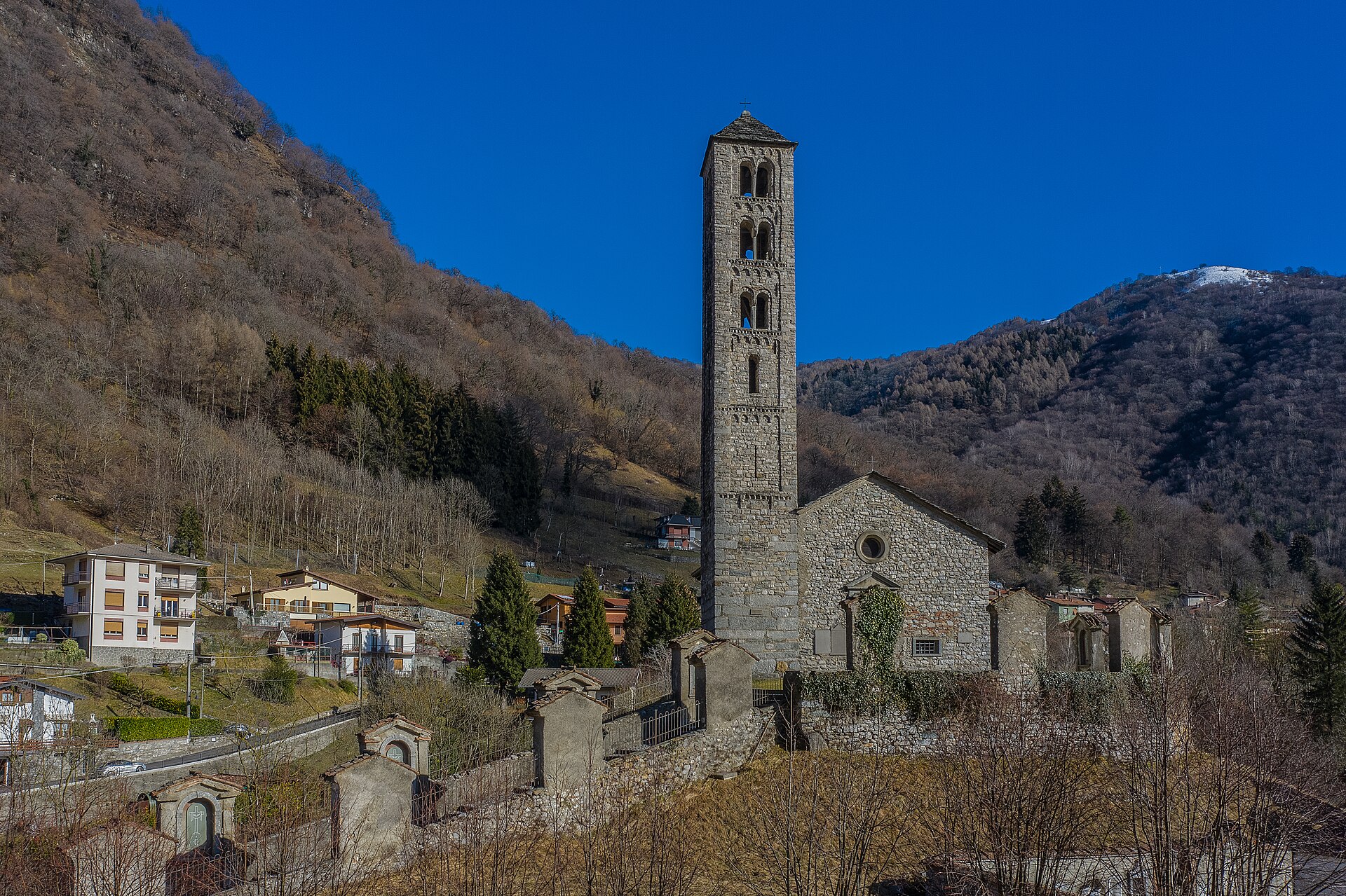 Il caratteristico ponte medievale e la chiesa romanica