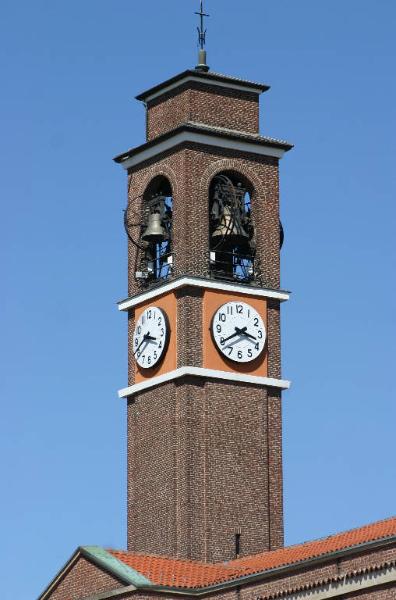 Il profilo della Chiesa Parrocchiale circondata dal verde