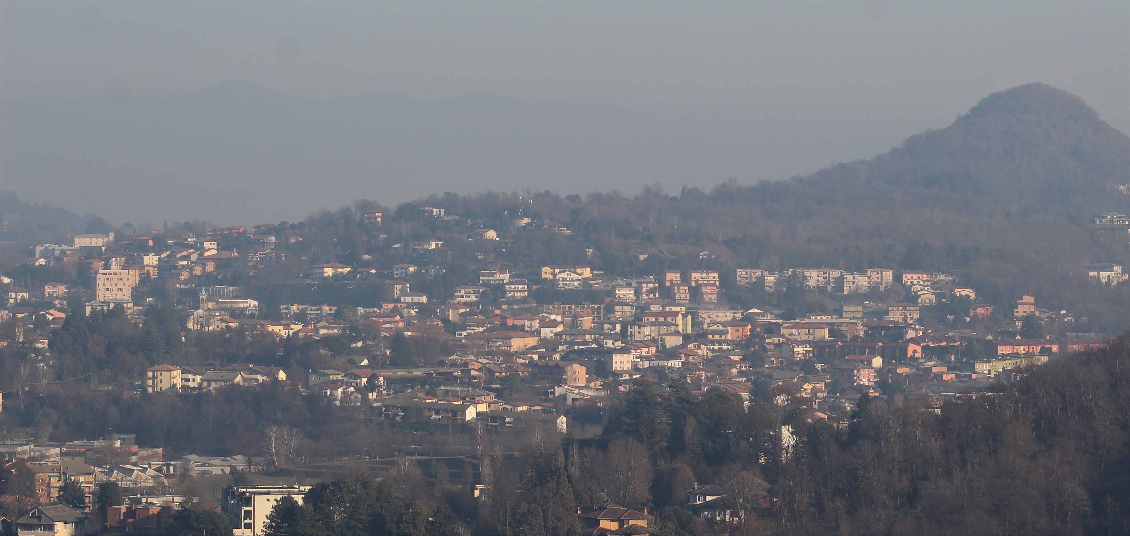 Una veduta del comune col monte Resegone sullo sfondo