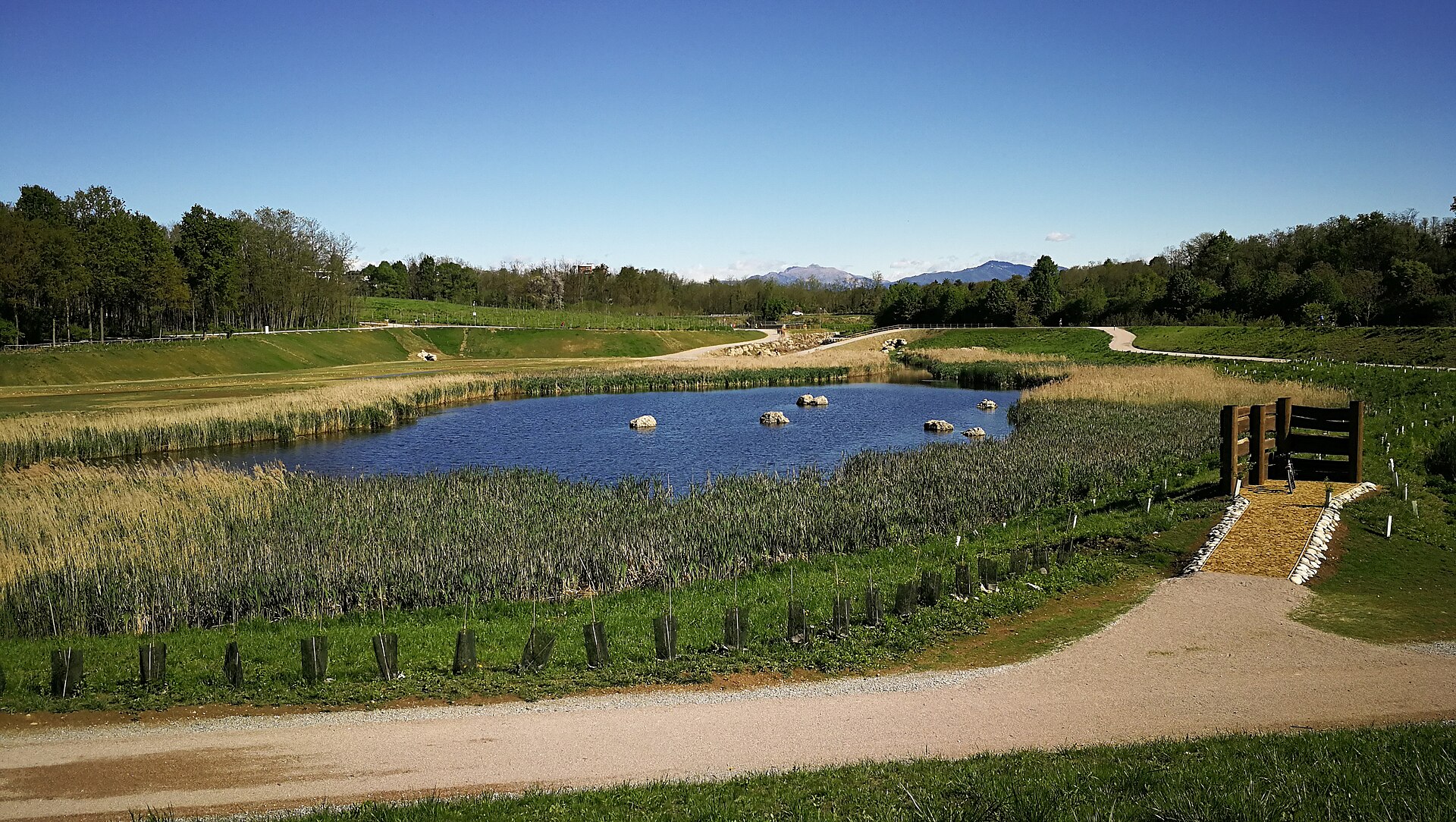 Il polo dell'innovazione ComoNExT (ex Cotonificio Somaini) o le aree verdi del Parco Lura