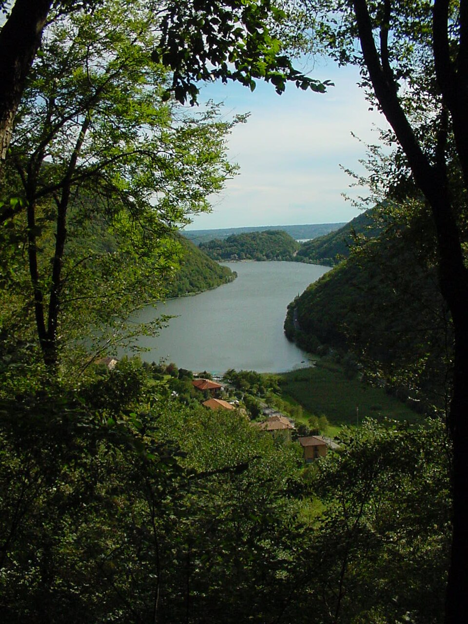 Una veduta del Lago del Segrino circondato dai boschi