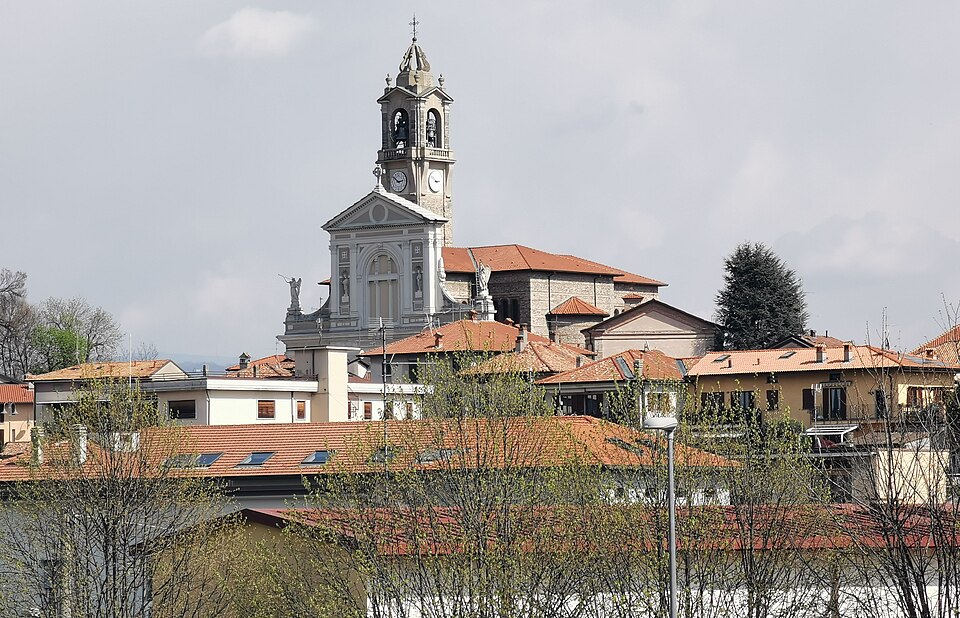 Il centro storico di Lurago d’Erba con i suoi portici, tra la Chiesa di San Giovanni Evangelista, il Battistero seicentesco e le antiche corti della collina di Lurag
