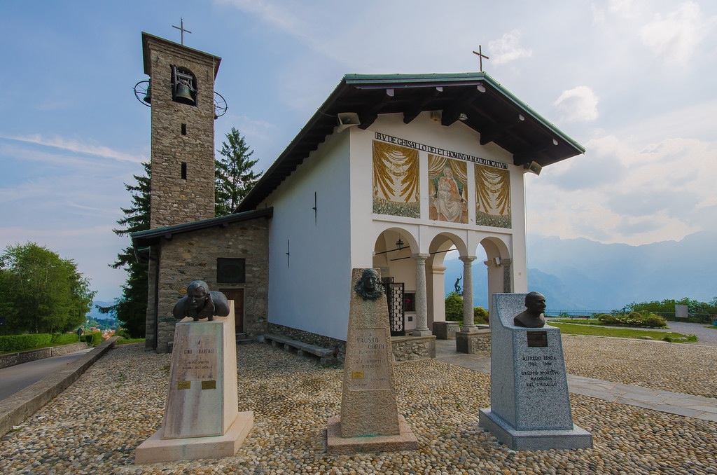 Il Santuario del Ghisallo e le montagne circostanti