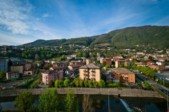 Il caratteristico centro storico del paese che si sviluppa lungo il corso del torrente Breggia