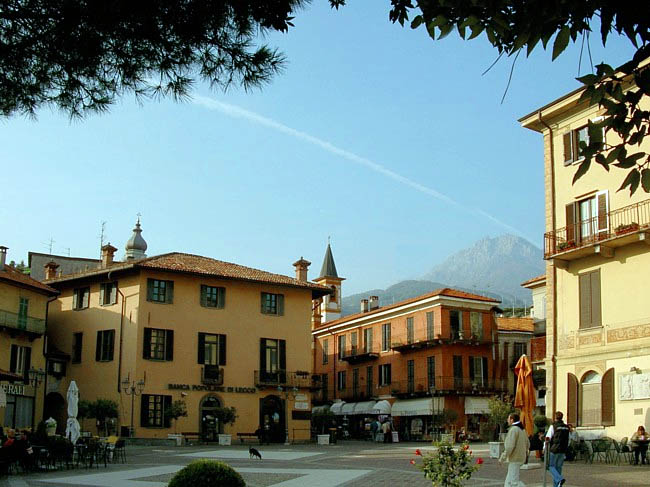 L'elegante passeggiata a lago alberata con i monti sullo sfondo o la pittoresca Piazza Garibaldi