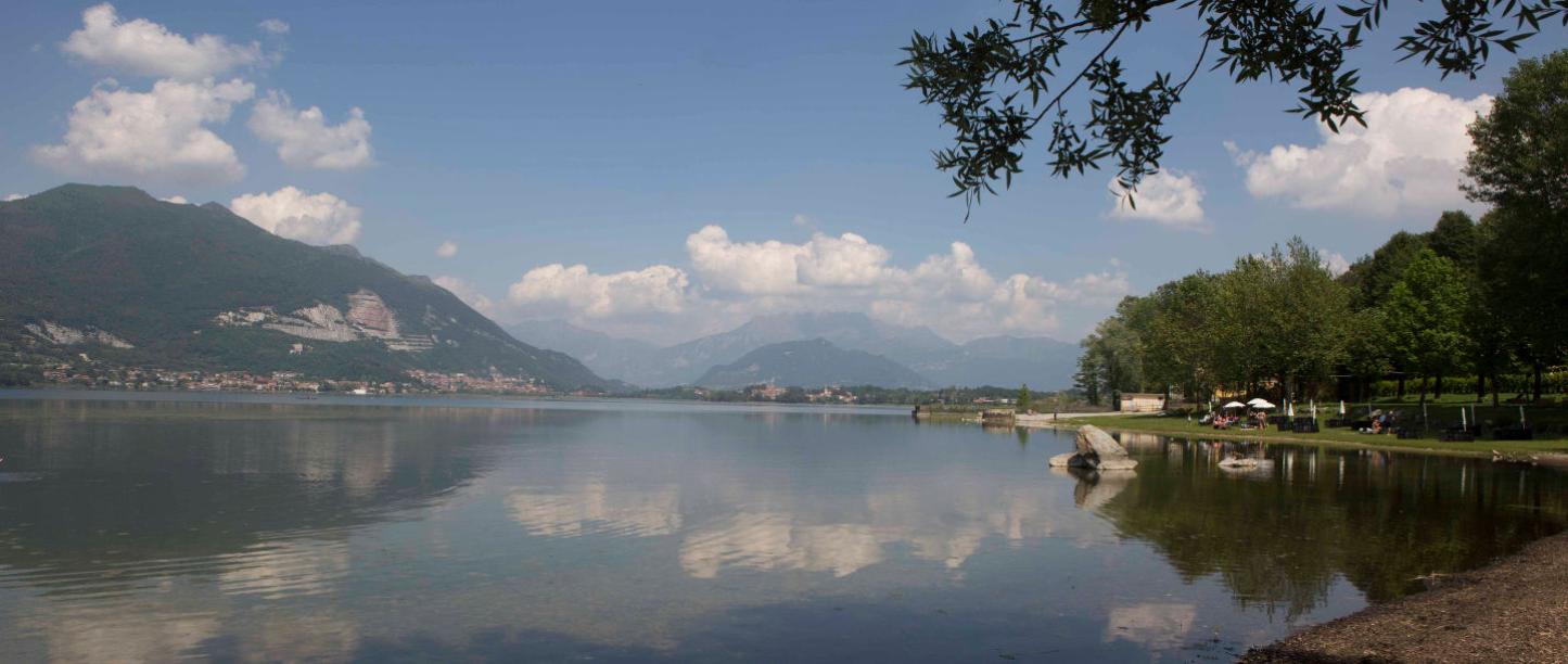 Il pittoresco canneto e la vista del Lago di Pusiano dalla sponda di Moiana