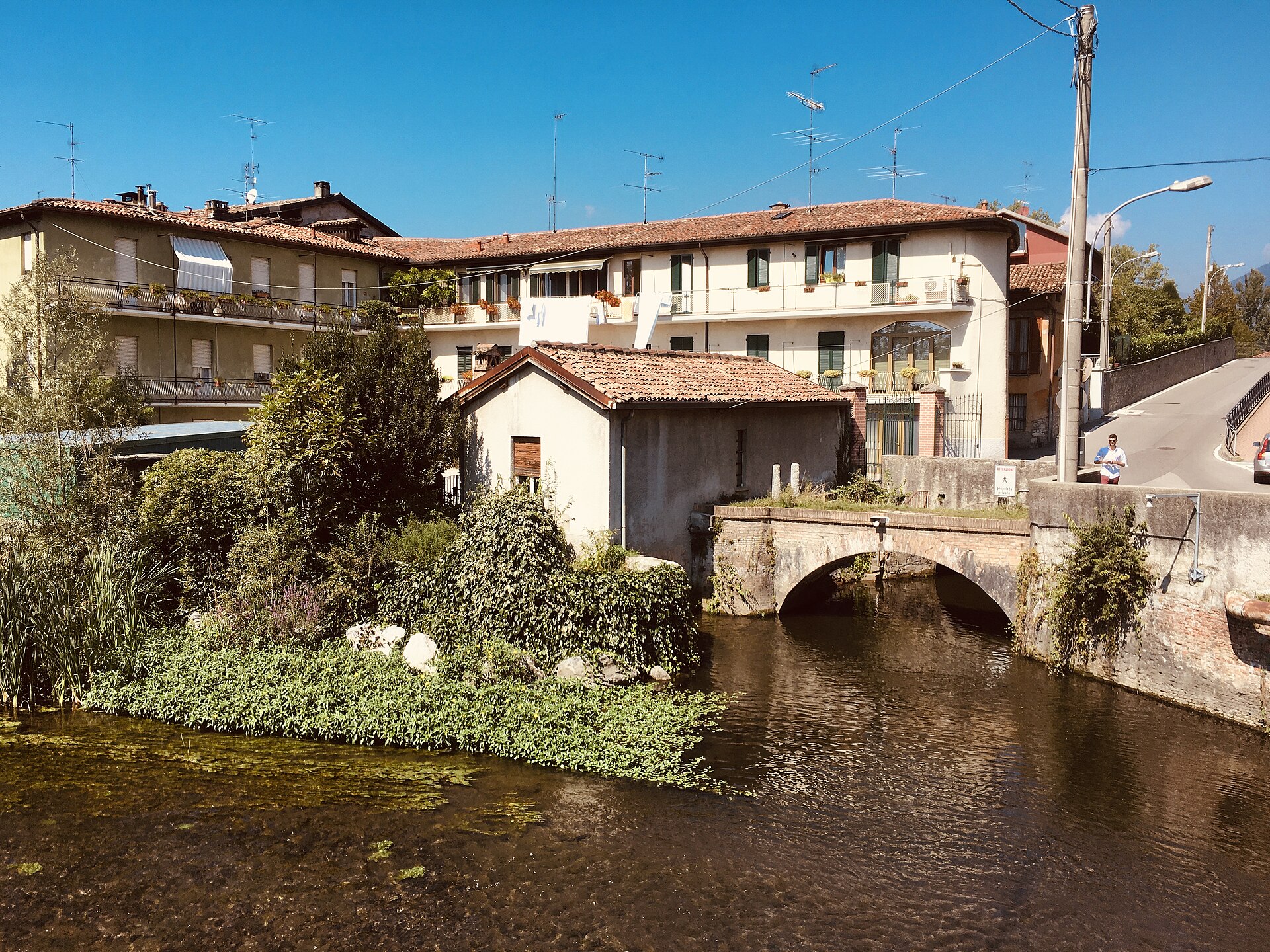 Il caratteristico ponte sul fiume Lambro o una vista del centro urbano ben servito
