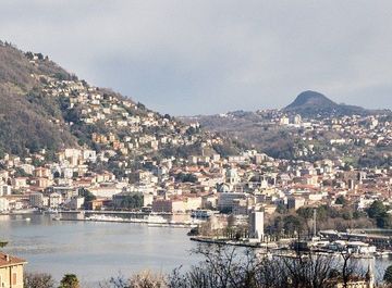 Una panoramica delle aree residenziali collinari che guardano verso la convalle di Como