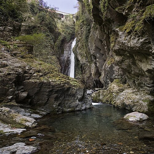 Il famoso Orrido di Nesso, con la cascata che spacca la roccia e il ponte di pietra di Civera
