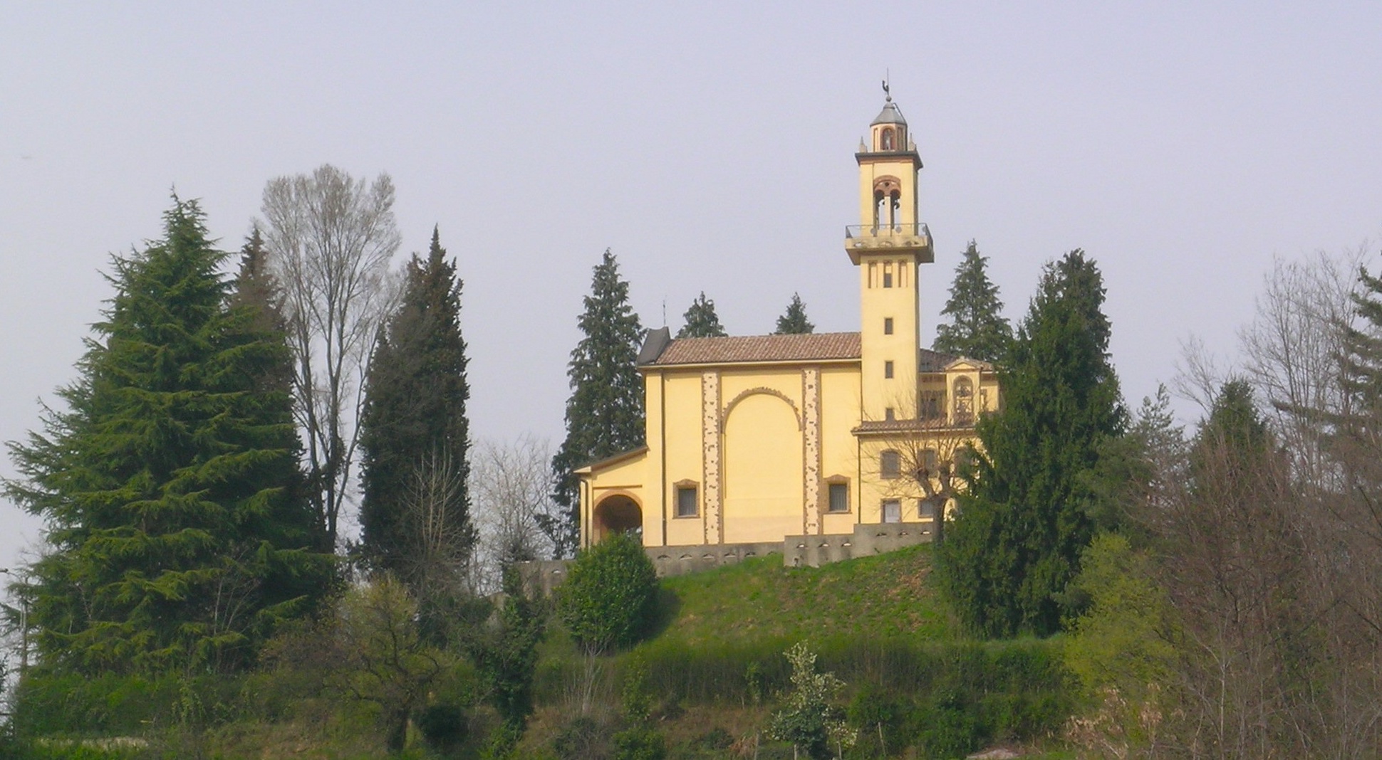 Uno scorcio del suggestivo Santuario di San Mamette immerso nella campagna