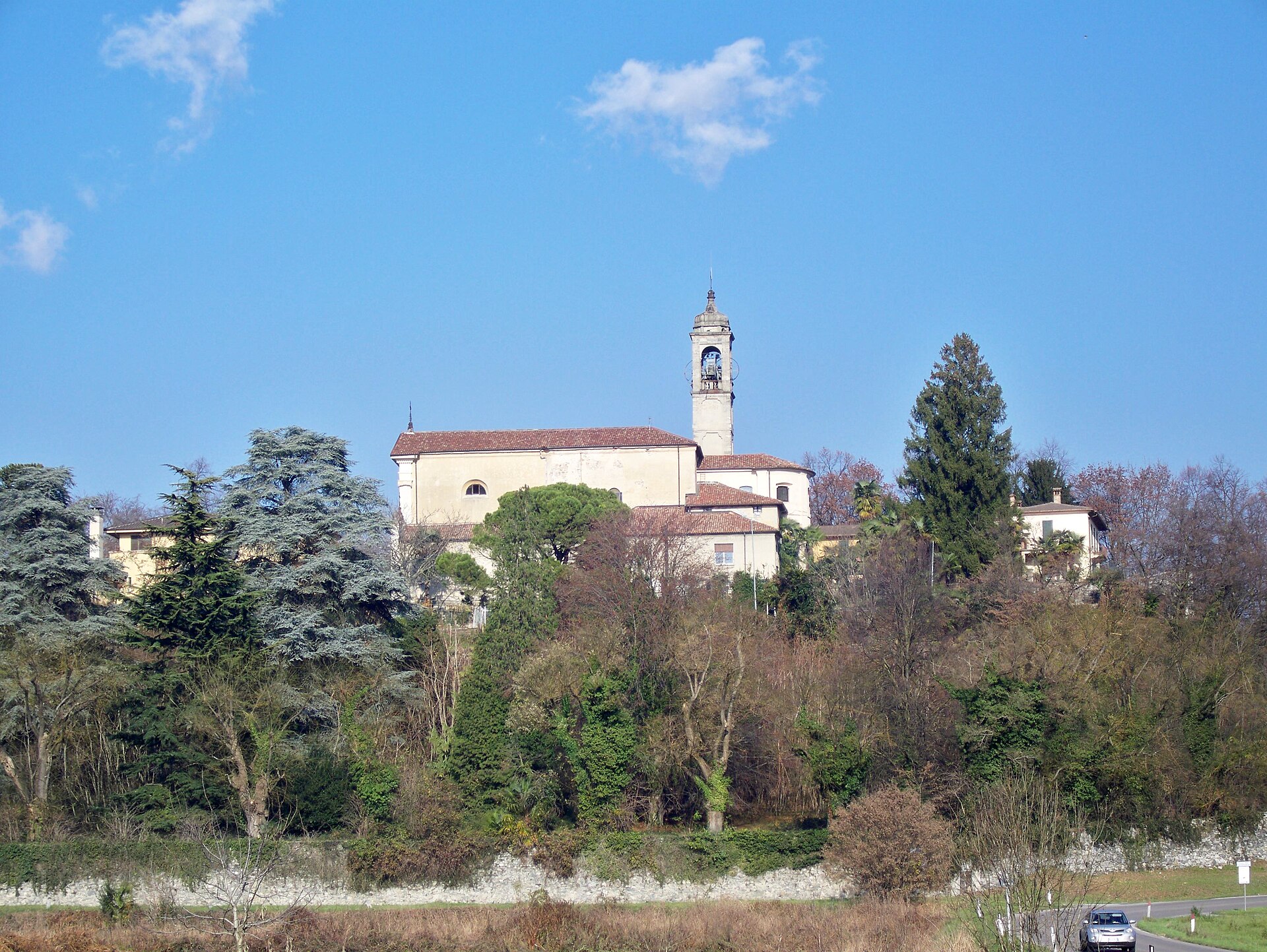 Una panoramica delle dolci colline coltivate che circondano l'antico nucleo abitato