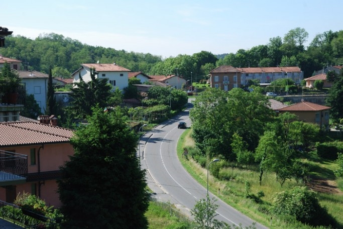 Il verde fitto dei boschi che circondano il borgo