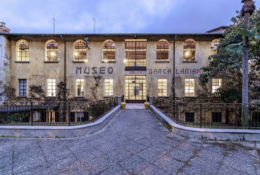 La pittoresca passeggiata a lago o l'esterno dell'affascinante Museo della Barca Lariana
