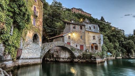 Uno scorcio delle case di pietra arroccate con la vista aperta verso la sponda opposta del lago