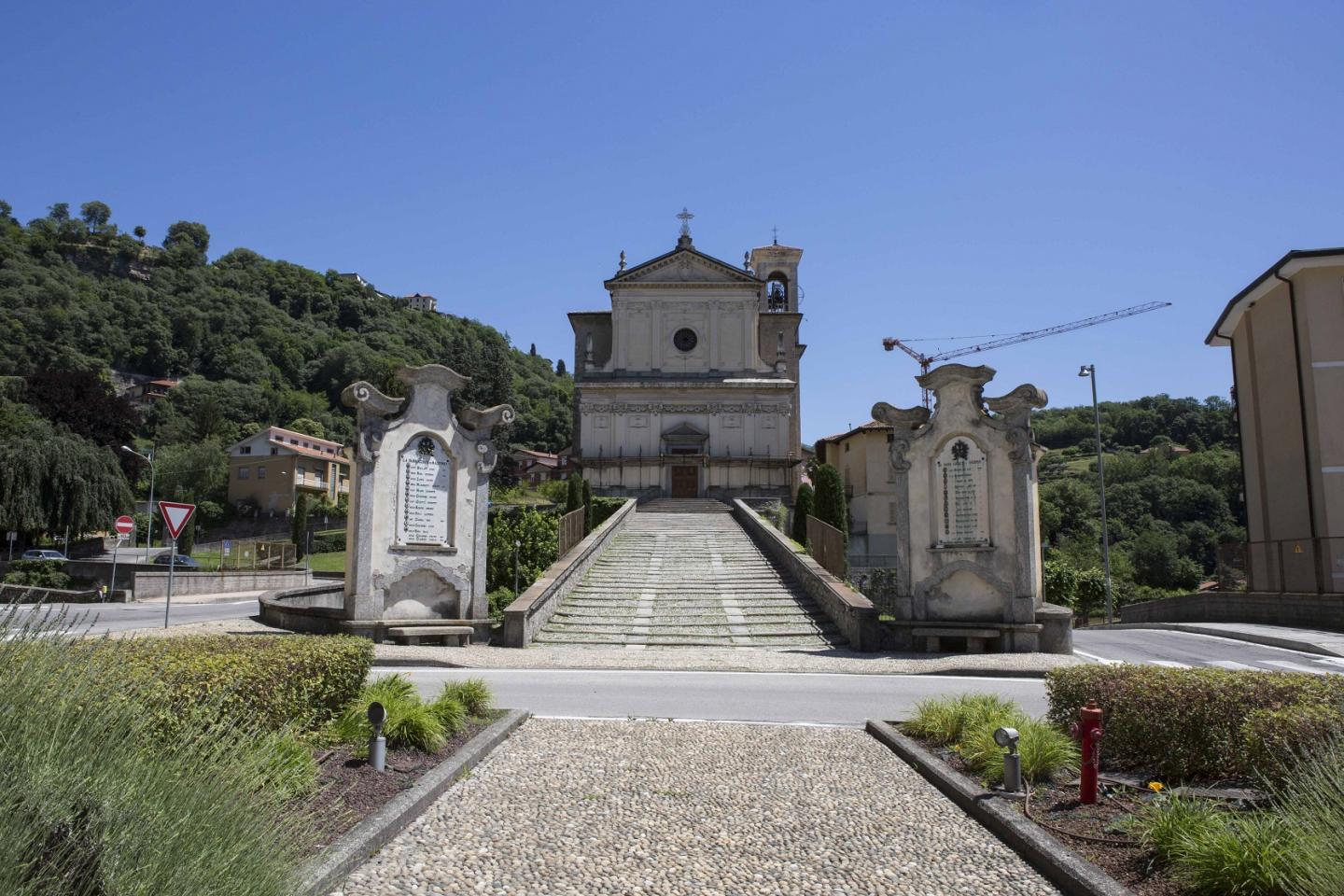 Lo storico ponte in pietra sul fiume Lambro o il profilo di Villa Guaita