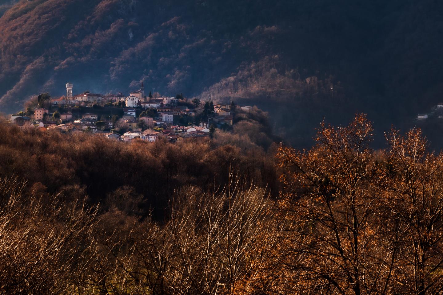 Una panoramica aerea della collina di Proserpio con le esclusive proprietà che guardano i laghi briantei