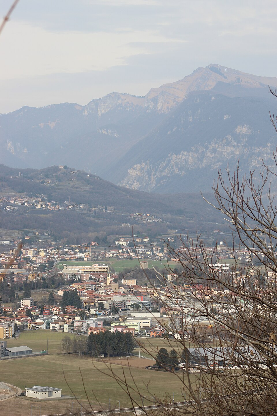 Il panorama che spazia verso i boschi di confine