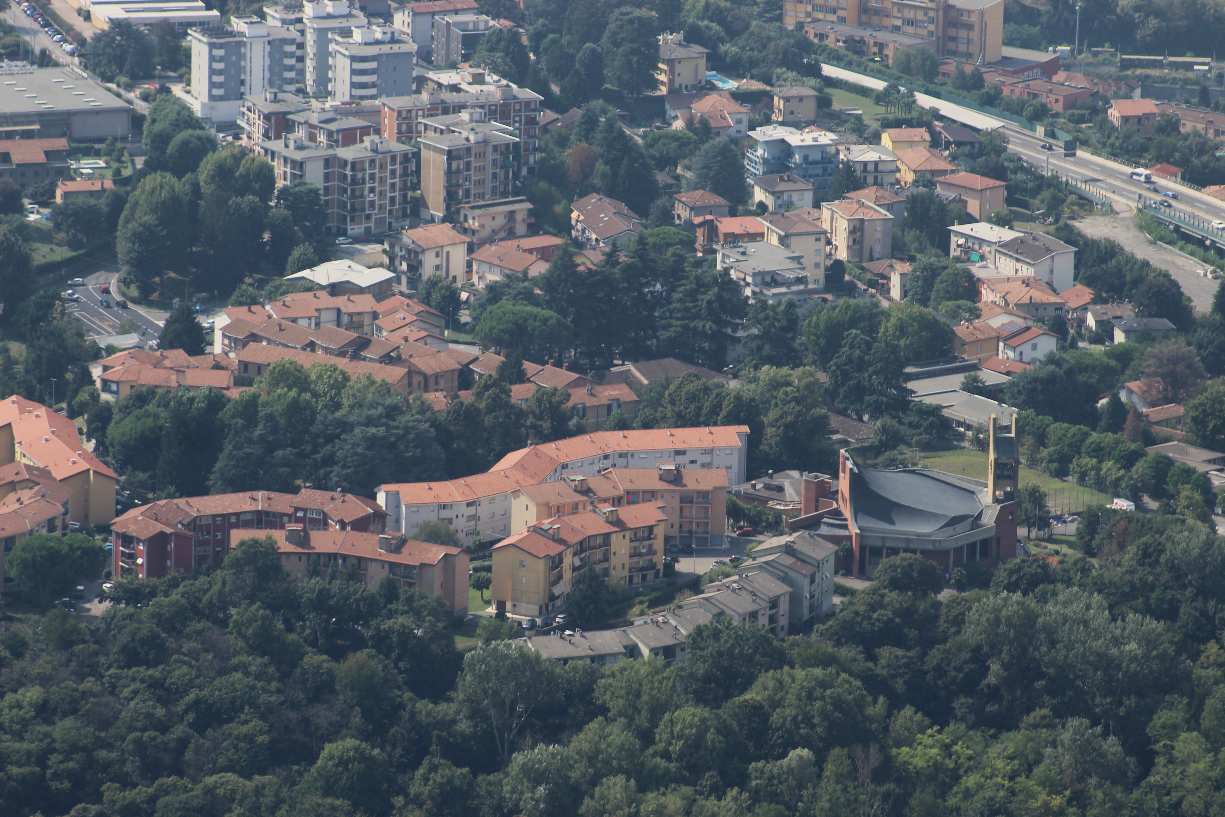 Una veduta aerea del quartiere Sagnino con le colline della Spina Verde che lo avvolgono